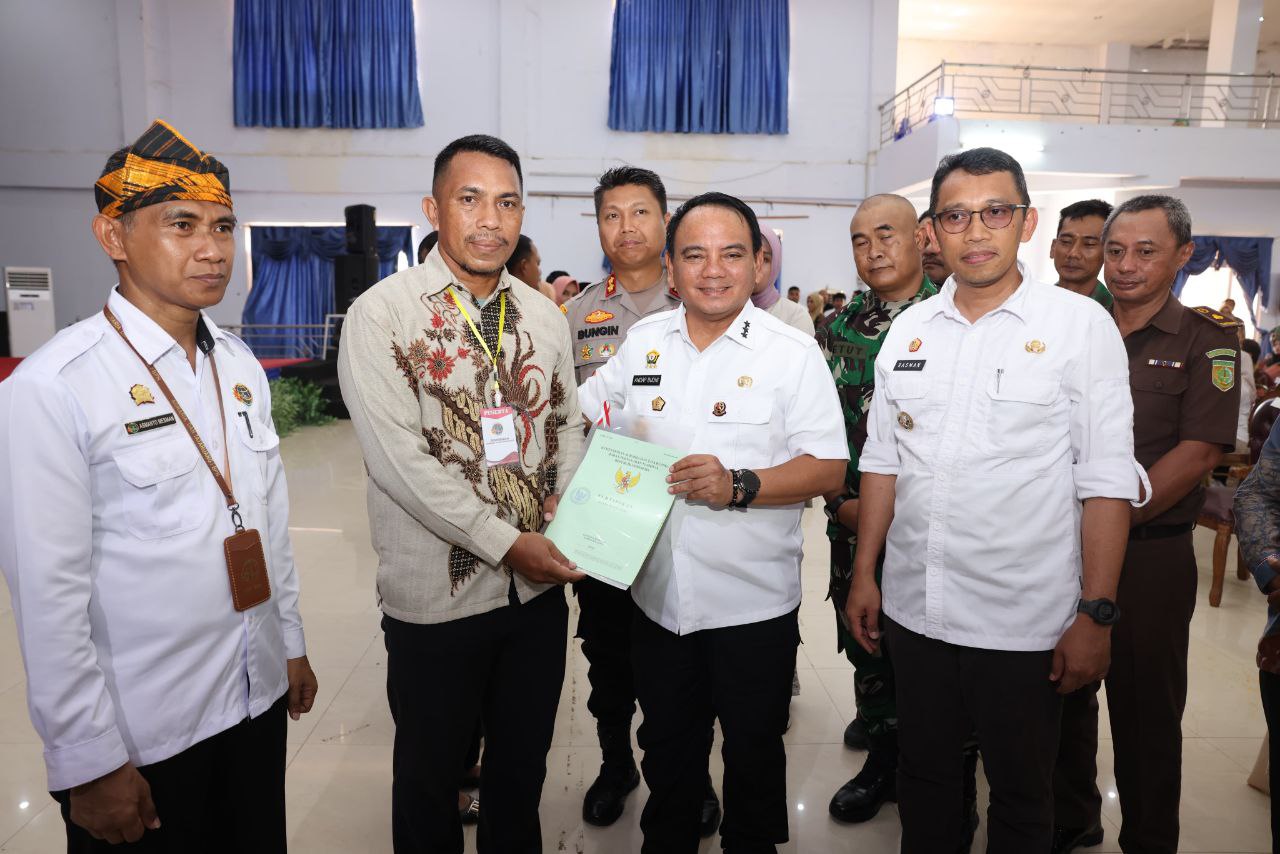 PSN: PJ Gubernur Sultra, Andap Budhi Revianto, menyerahkan secara simbolis 500 dari 4.284 sertipikat tanah kepada masyarakat Kota Baubau.(IST)
