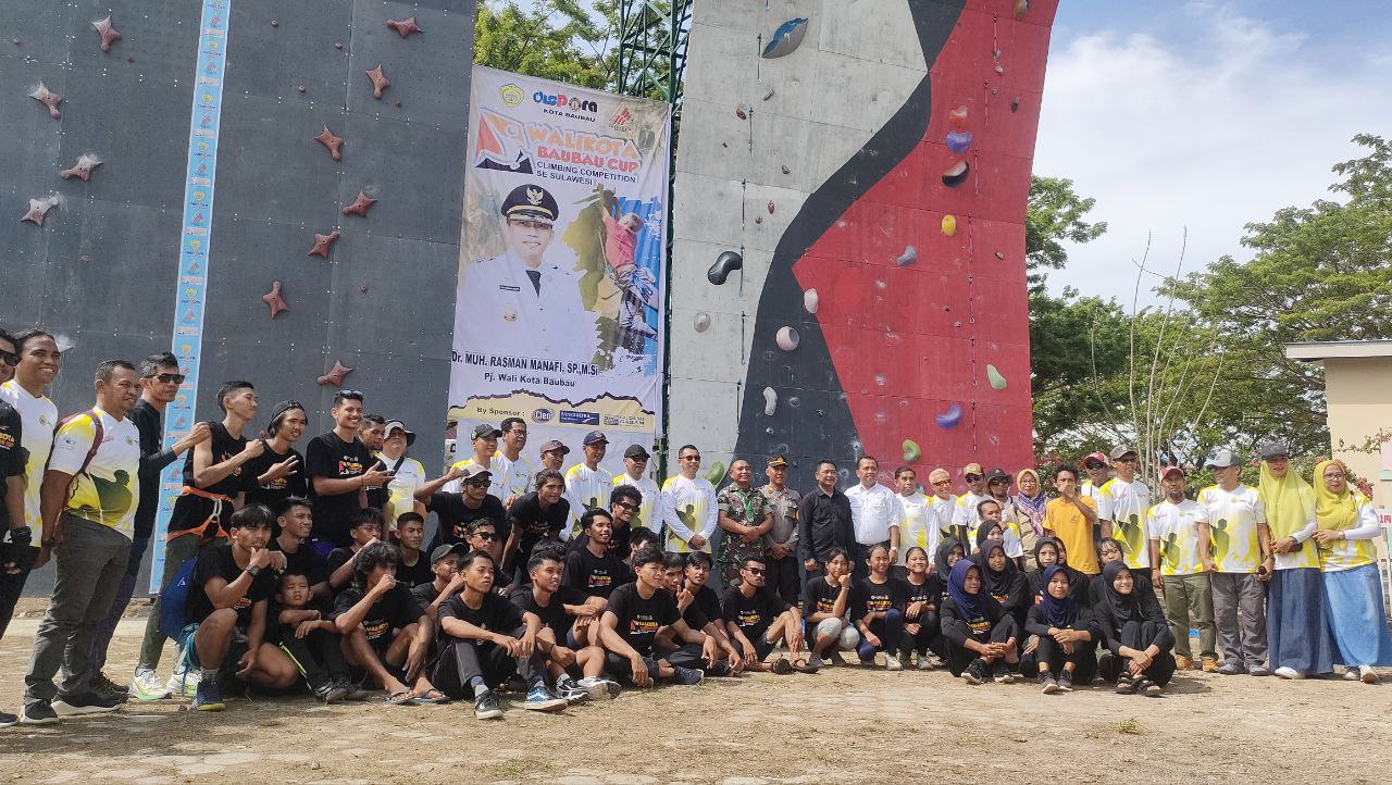 REGIONAL: Kejuaraan panjat tebing se-Sulawesi di Kota Baubau secara resmi dibuka Pj Wali Kota Baubau Dr Muh Rasman Manafi, SP, M.Si di lapangan panjat tebing Kotamara, Kamis (7/12/2023).(IRWANSYAH AMUNU)