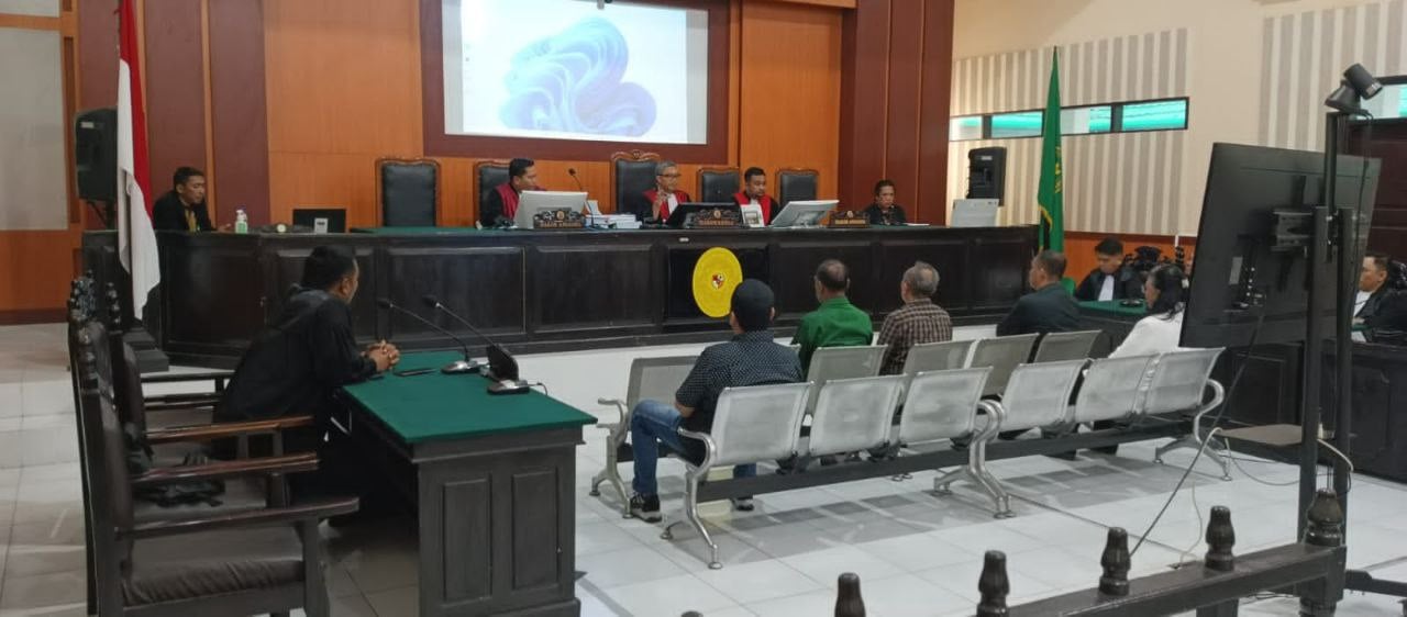 SEMBILAN TAHUN: Lima terdakwa kasus korupsi studi kelayakan penyusunan dokumen bandara kargo mendengarkan vonis majelis hakim di Pengadilan Tipikor Kendari. H Arusani divonis sembilan tahun penjara.(IST)