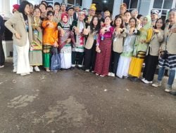 Lebih Dekat dengan Budaya Muna, Tim KKN-PPM UGM Kenakan Baju Adat di HUT Muna ke-66