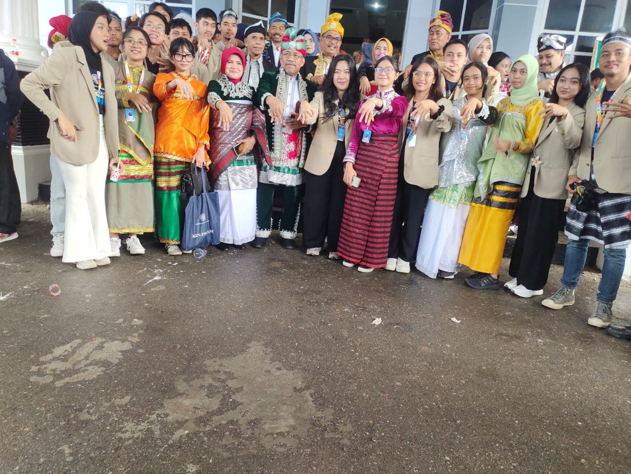 Lebih Dekat dengan Budaya Muna, Tim KKN-PPM UGM Kenakan Baju Adat di HUT Muna ke-66