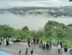 Teluk Sampolawa dari Kaki Langit Tebing Beloka
